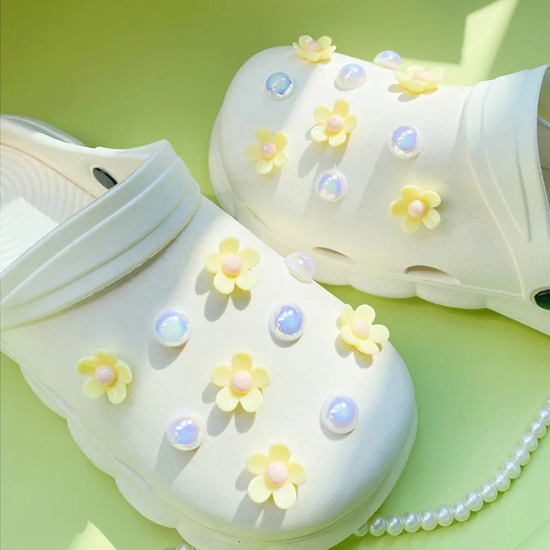 

2023 Hot sales 20-piece set suitable for Croc clogs detachable three-dimensional pearl small white flower shoe decoration New