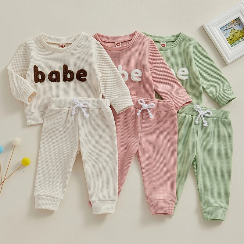 

Детский костюм из свитшота с вышивкой и брюк-джоггеры