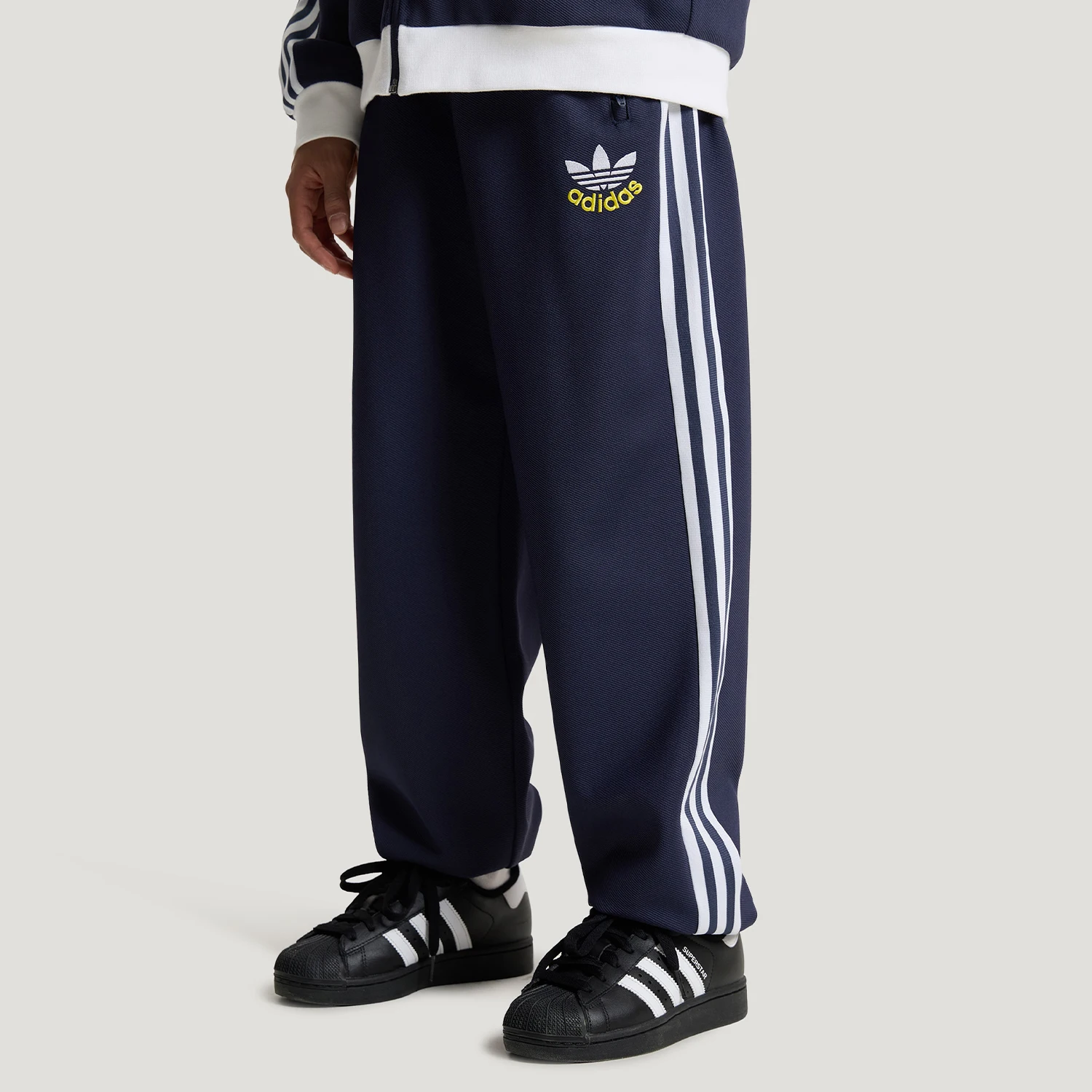 Фото Оригинальные детские свободные брюки Adidas с вышивкой и полосками KU9537 №2