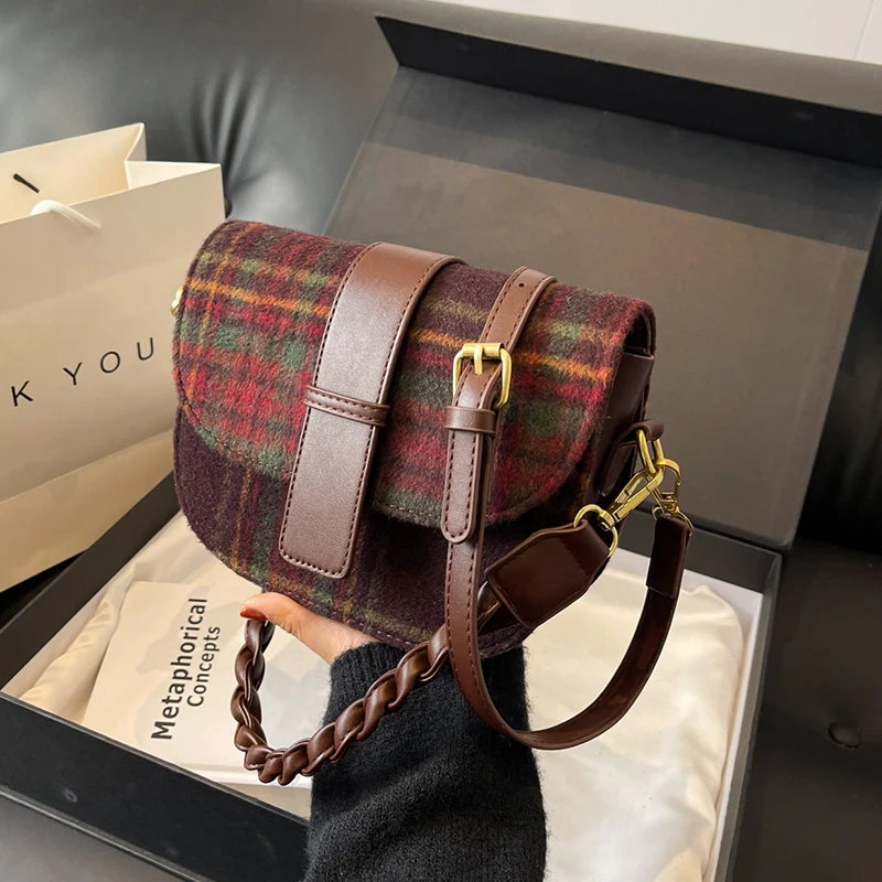 

Woven Shoulder Strap Saddle Armpit Bag 2023 Winter Woolen Designer Women Handbag Vintage Plaid Crossbody Bag bolsos marca mujer