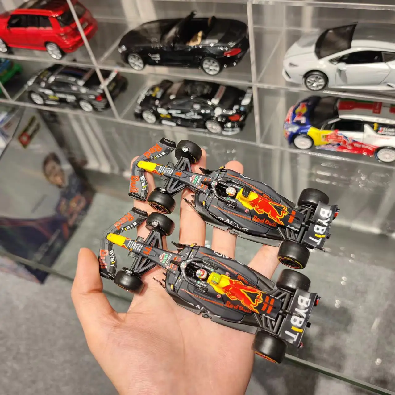 Burago 1:43 2022 F1 гоночный автомобиль RB18 (с шлемом) имитация модели автомобиля из сплава