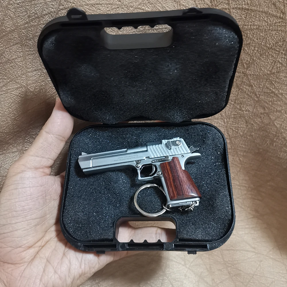 

1:3 Desert Eagle Pistol Miniatures Premium Box Metal Detachable Mini Fake Gun Keychain Pendant House Home Decoration Accessories