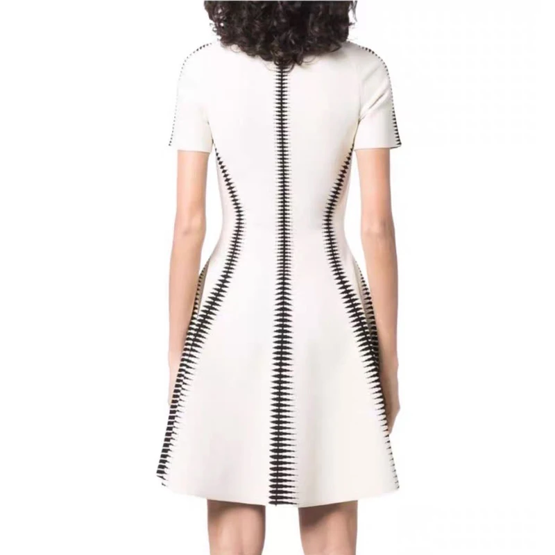 Женское жаккардовое бальное платье в полоску черно-белое Бандажное с коротким