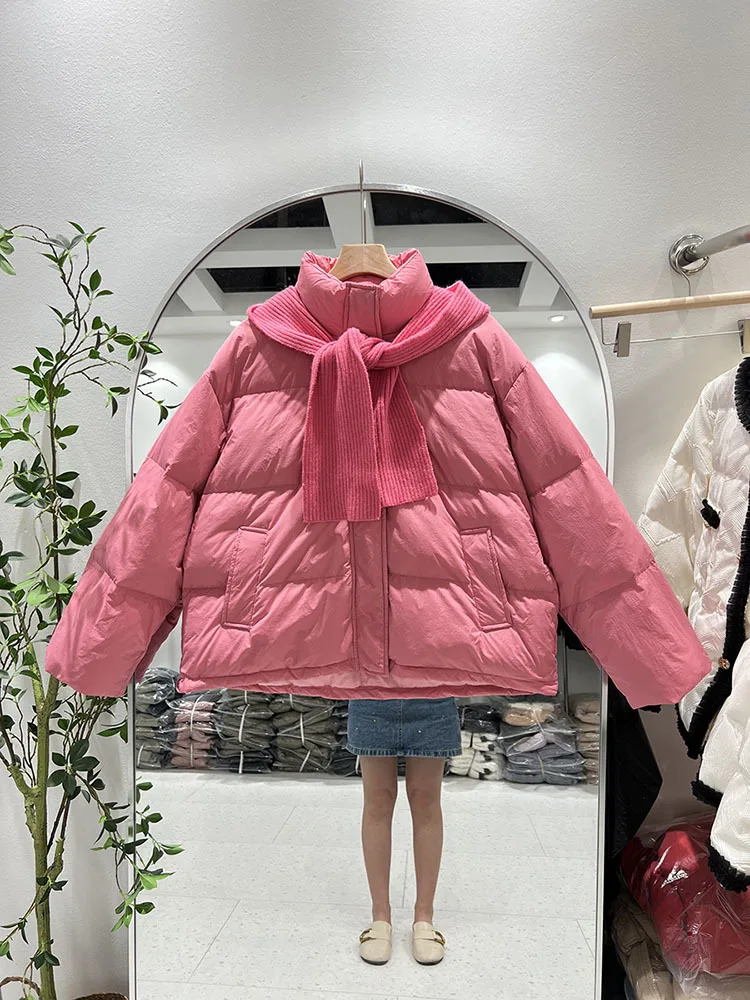 Женский пуховик на белом утином пуху с вязаным капюшоном и шарфом