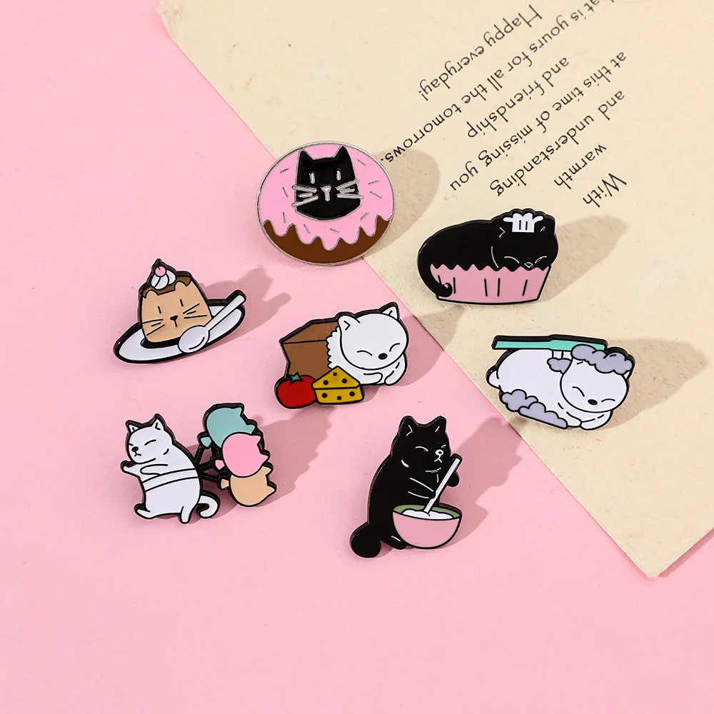 Эмалированная брошь в виде кота