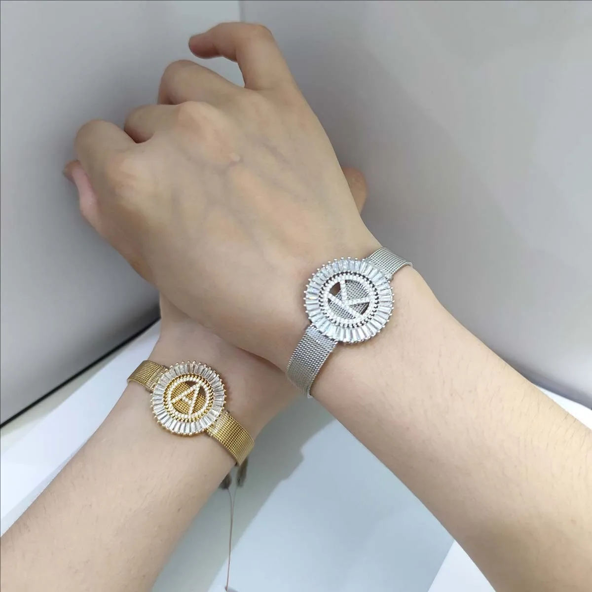 Изготовленный на заказ браслет из нержавеющей стали с инициалами