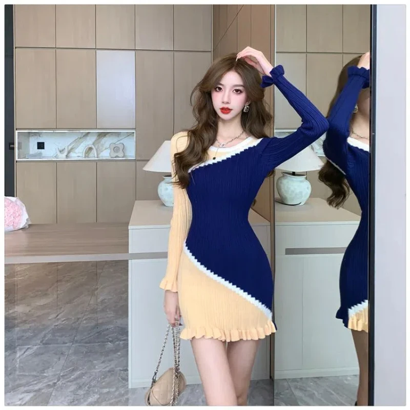 Осеннее трикотажное платье контрастной расцветки с длинными рукавами для