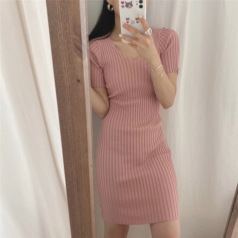 Женское трикотажное платье-футляр с V-образным вырезом