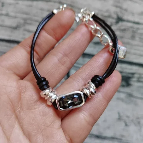 Черный кожаный браслет с кристаллами