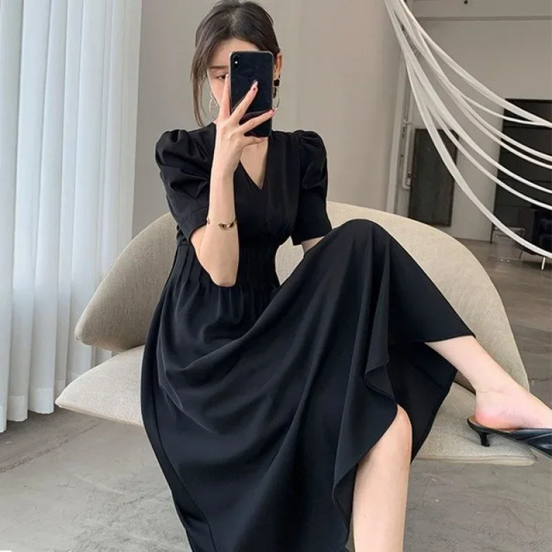 Элегантное облегающее длинное черное платье во французском стиле с V-образным