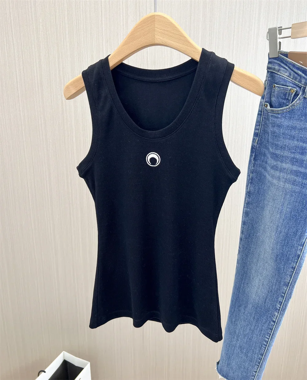 Майка женская с вышивкой Луны пикантный жилет в рубчик без рукавов однотонная