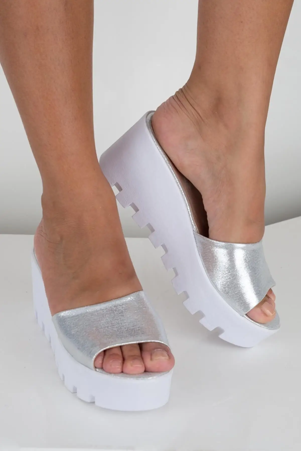 

Women's Silver Inlay High-Heeled Slippers