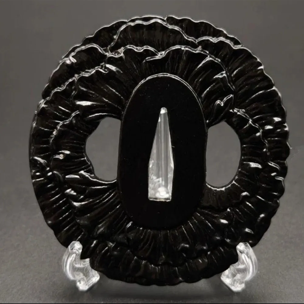 

Стальная защита для катаны с мотивами пионов