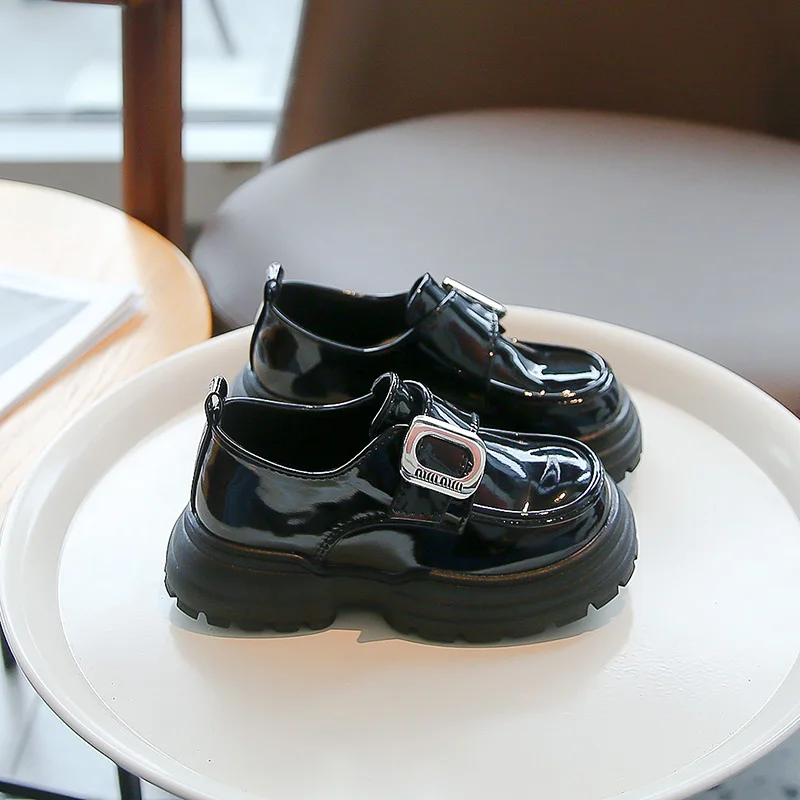 Детские кожаные туфли для девочек модные повседневные с металлической пряжкой