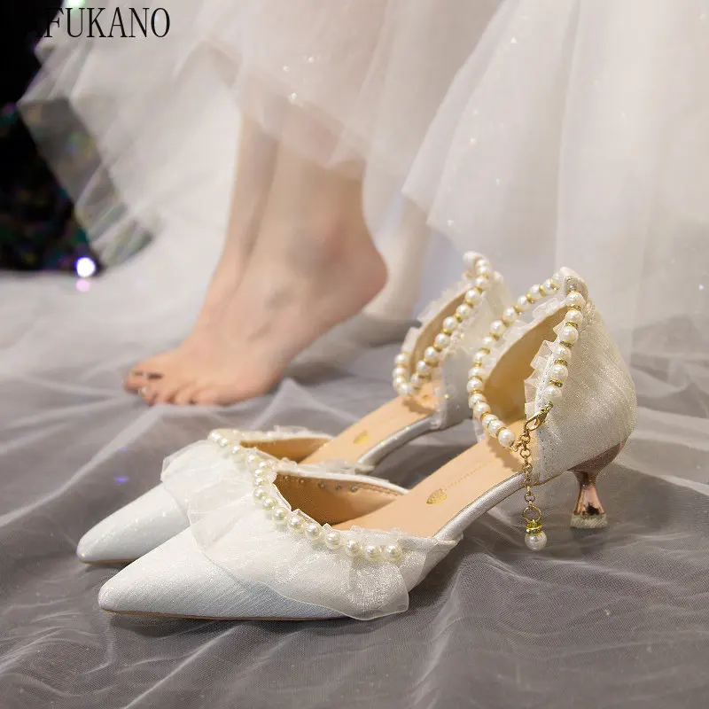 

Элегантные свадебные туфли с ремешком на щиколотке и цепочкой с бусинами, модные туфли на шпильках, новинка 2023, женская обувь для выпускного, женские туфли-лодочки со средней посадкой