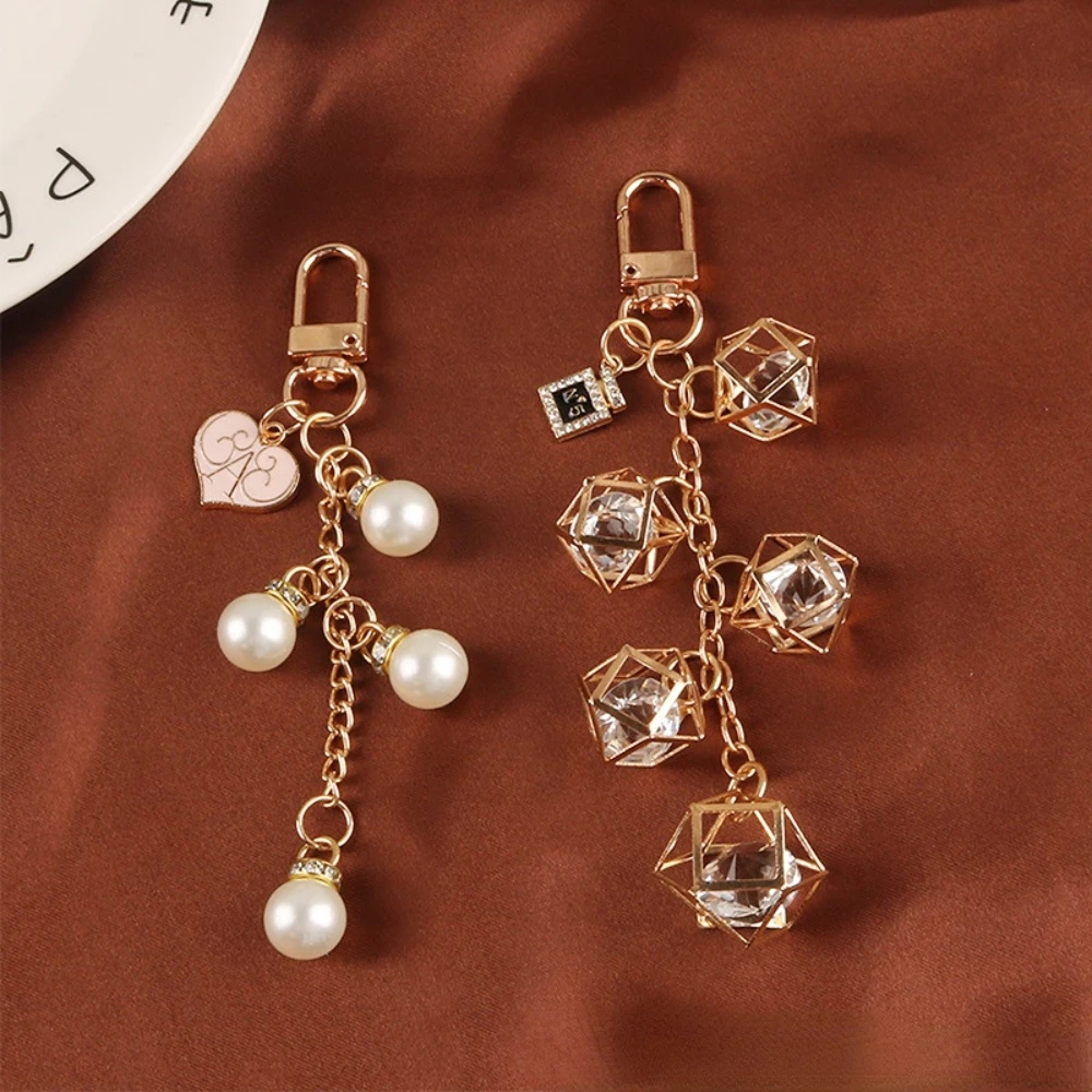 

Pearl Peach Heart Keychain Pendant Vintage Court Diamond Perfume Jewelry Accessories Key Chain Bag Charm Key Ring Gift