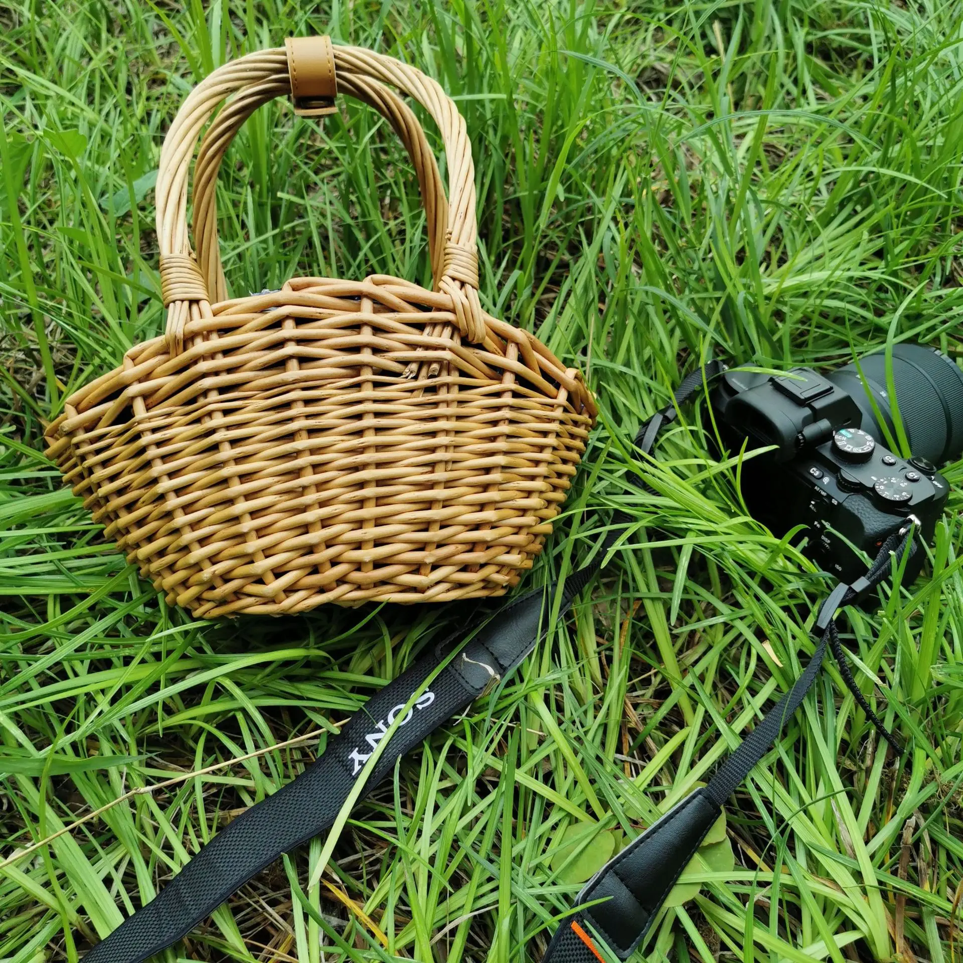 

2022 New Women Handmade Straw Handbags Mini Shell Shoulder Bags Fashion Holiday Travel Totes 2 Colors Drop Shipping