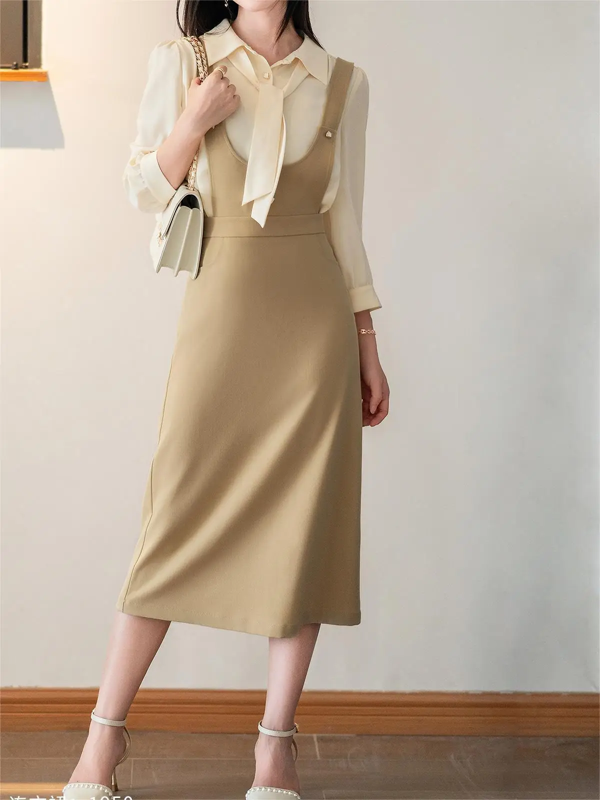 Маленькое осеннее желтое платье с U-образным вырезом на бретельках комплект из