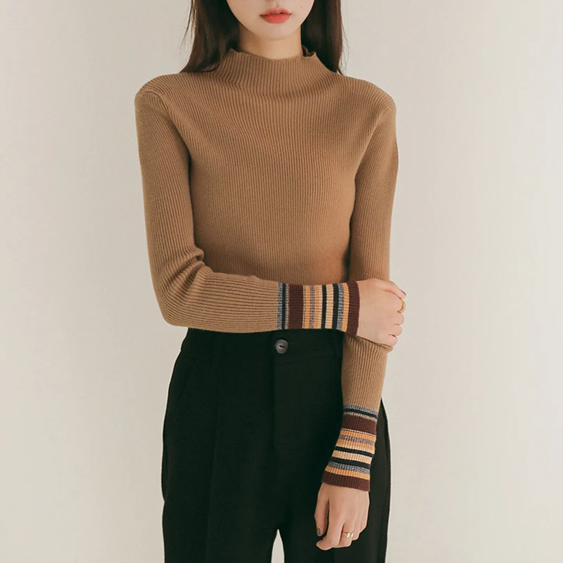 Женский свитер-водолазка в рубчик