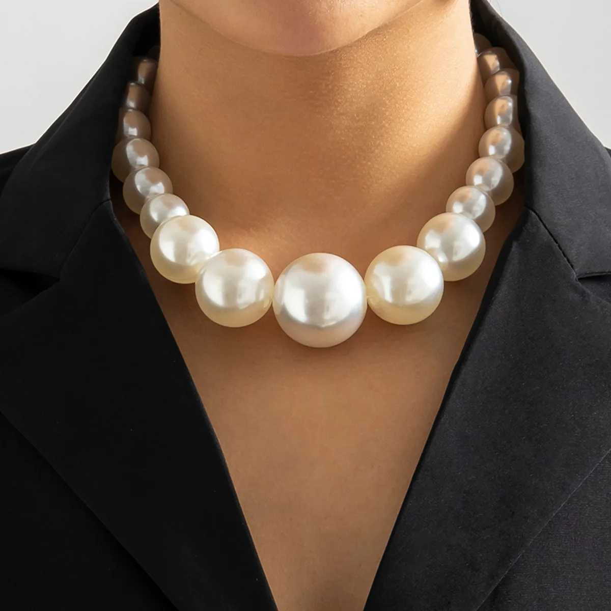 

Big Exaggerated Gold Large Imitation White Pearls Pendant Choker Necklace for Women Metal Big Necklace Collar