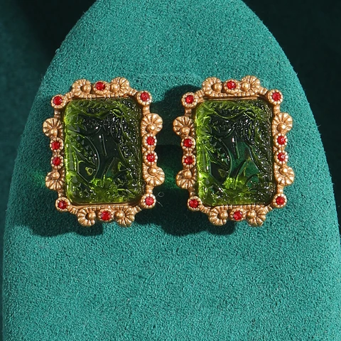 Винтажные зеленые квадратные серьги-гвоздики из смолы для женщин, аксессуары, рельефные королевские дворы, красные стразы, золотой цвет, рождественская вечеринка 2025