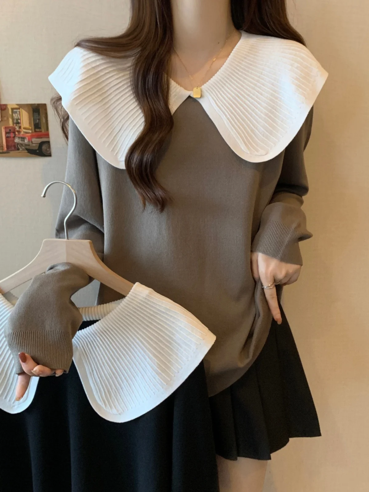 Женская футболка контрастных цветов с кукольным воротником в стиле пэчворк