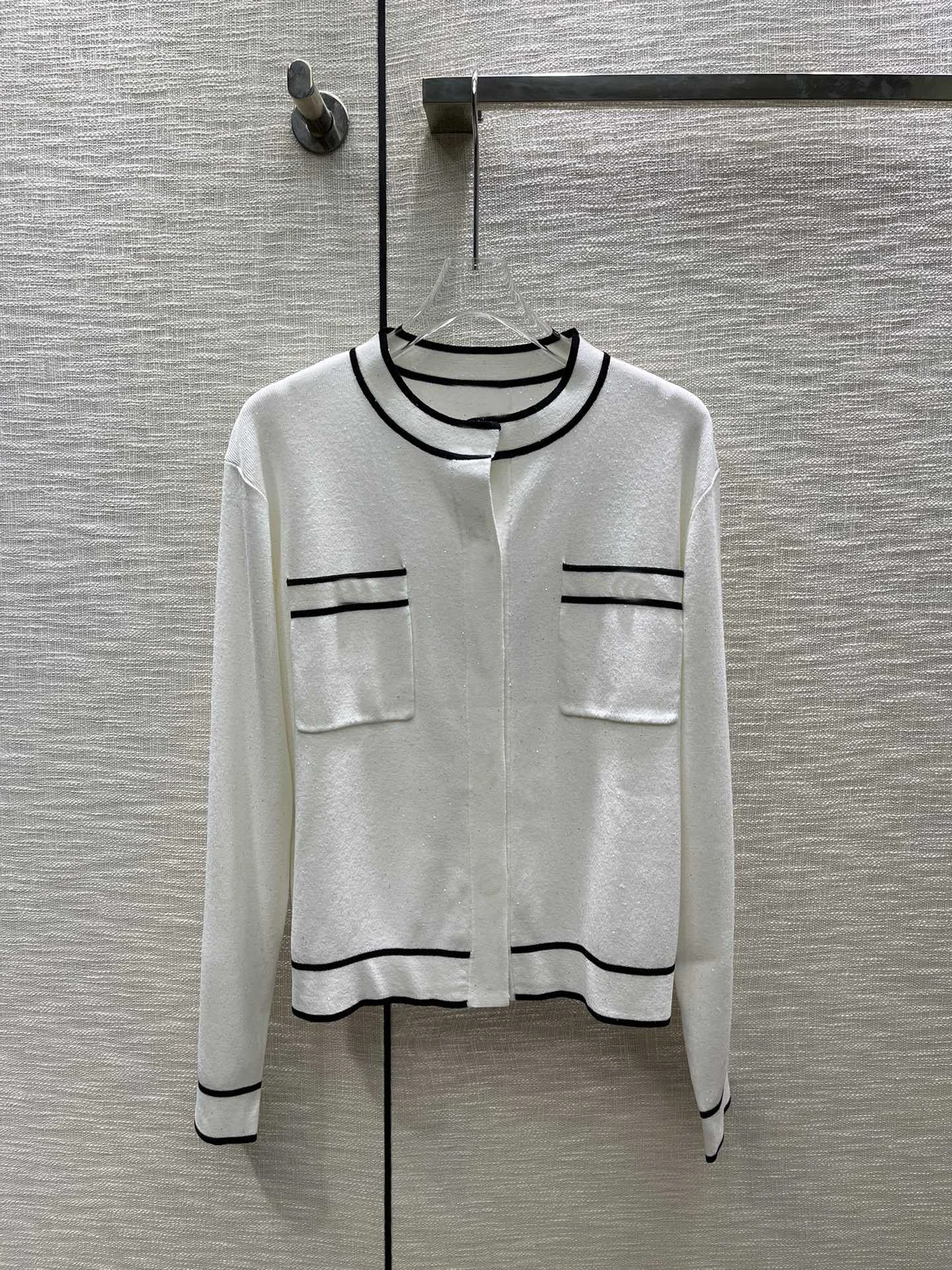 

Crewneck colored cardigan with small sequined double pocket design