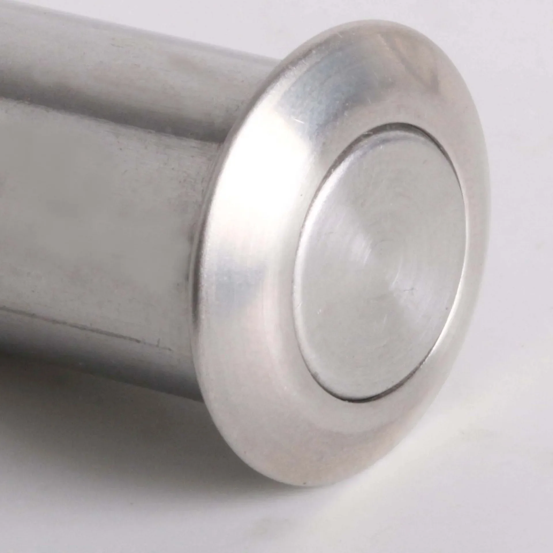 

Магнитный дверной ограничитель