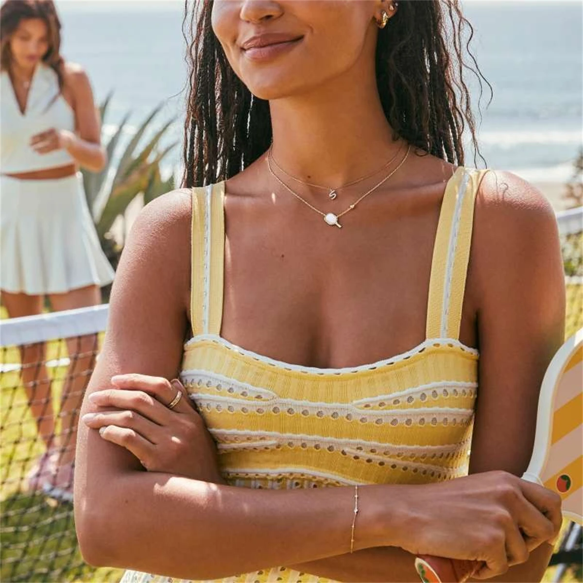 Ракетка для тенниса в европейском и американском стиле с простым белым корпусом