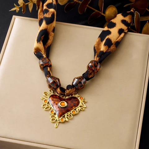DIEYURO Янтарное сердце ожерелье