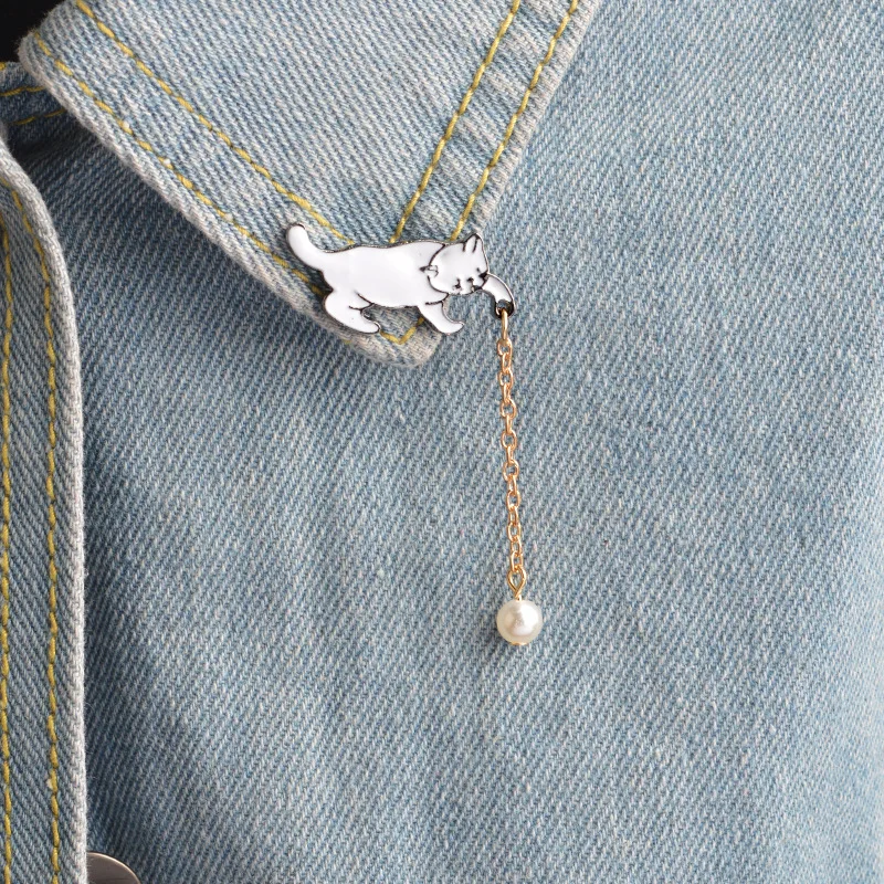 

Creativity Lapel Pins Kitten Pearl Enamel Pin Animal Christmas Badges Friends Women's Brooch New Year Gift Jewelry Fashion