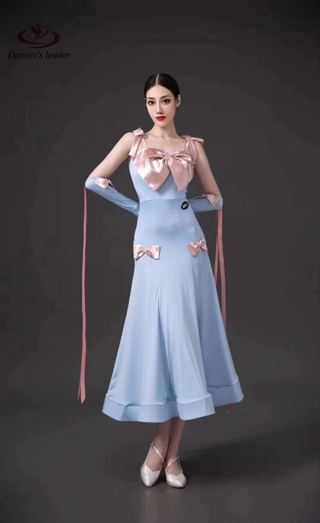 Женское длинное платье с большим бантом современное дизайнерское для бальных