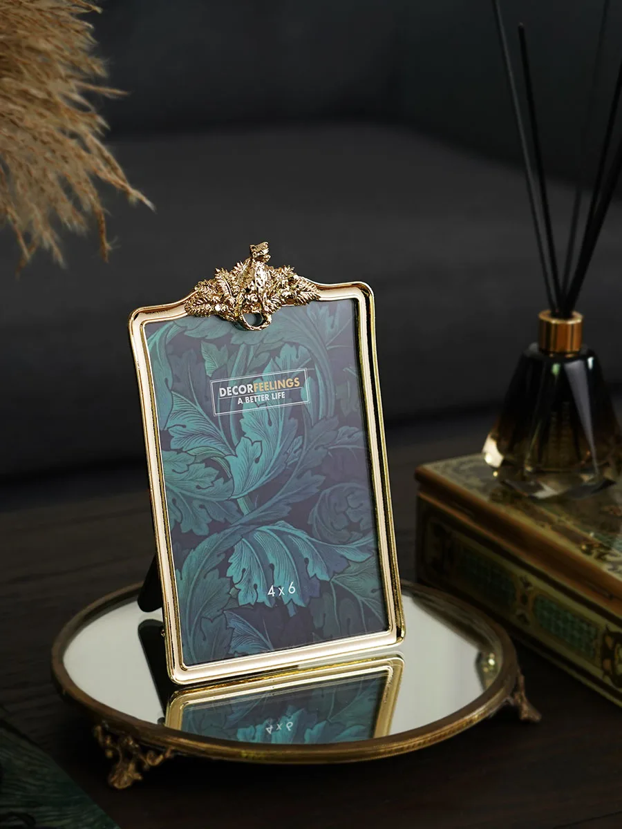 Металлическая фоторамка в форме золотого леопарда скандинавском стиле