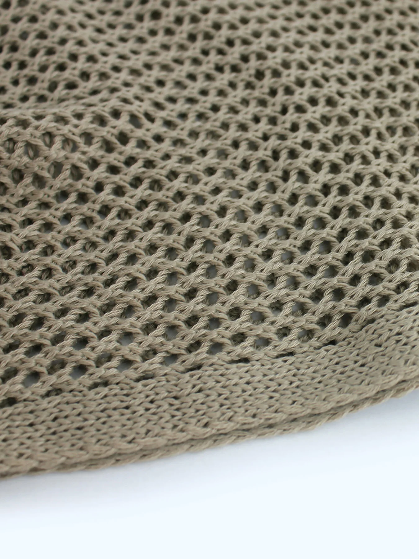 Женская трикотажная короткая юбка с ажурными лямками и разрезом привлекательная