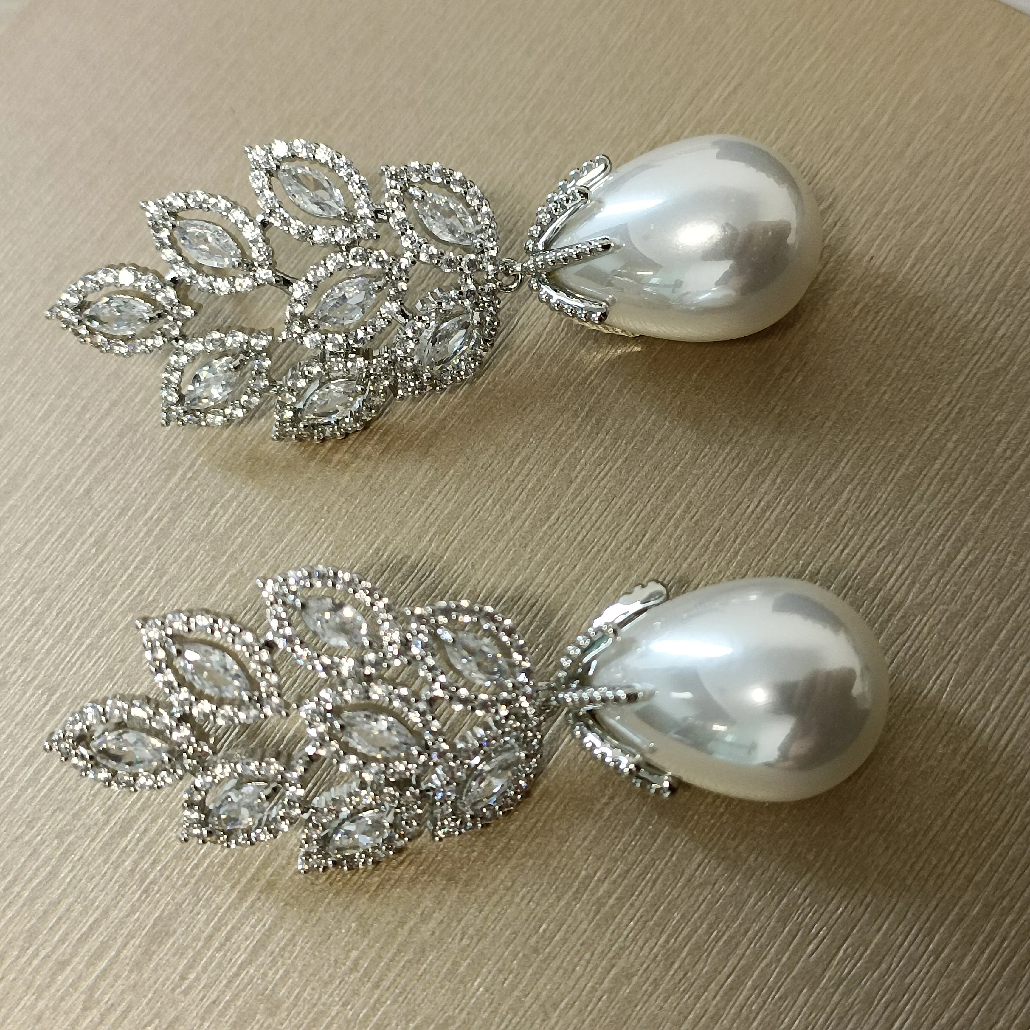 Жемчужные серьги в форме капли листьев для свадьбы или вечерние