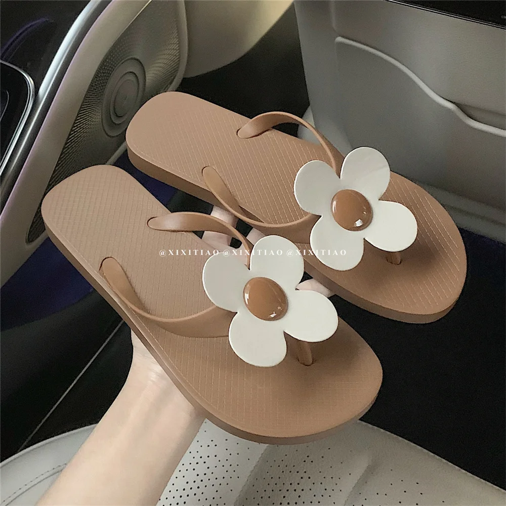 2023 New Sandals girl summer girl heart small flowers clip feet wear non slip flat bottom wind Beach Flip Flops good shoes 4039