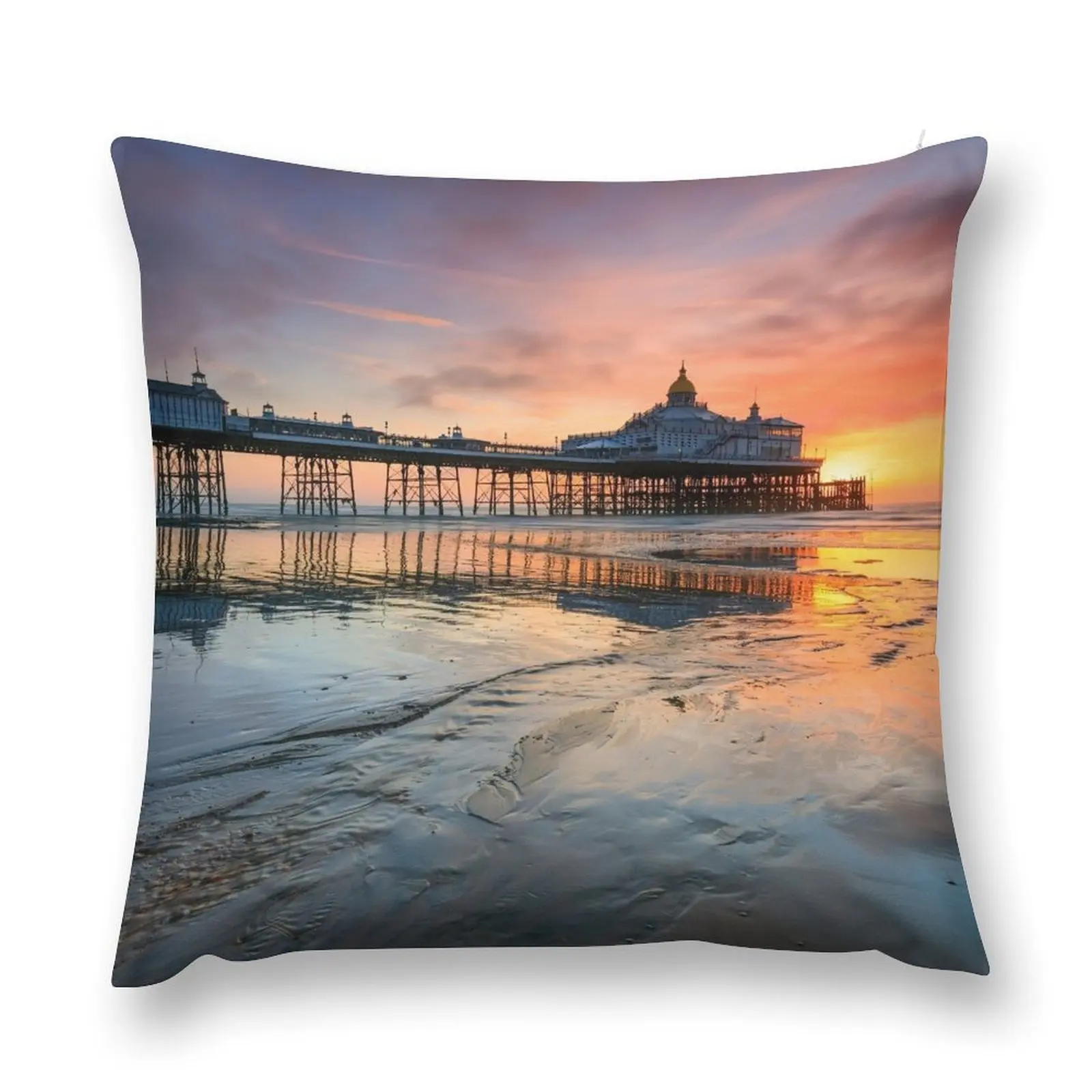Полиэстерная наволочка Sunrise reflected in Eastbourne Beach
