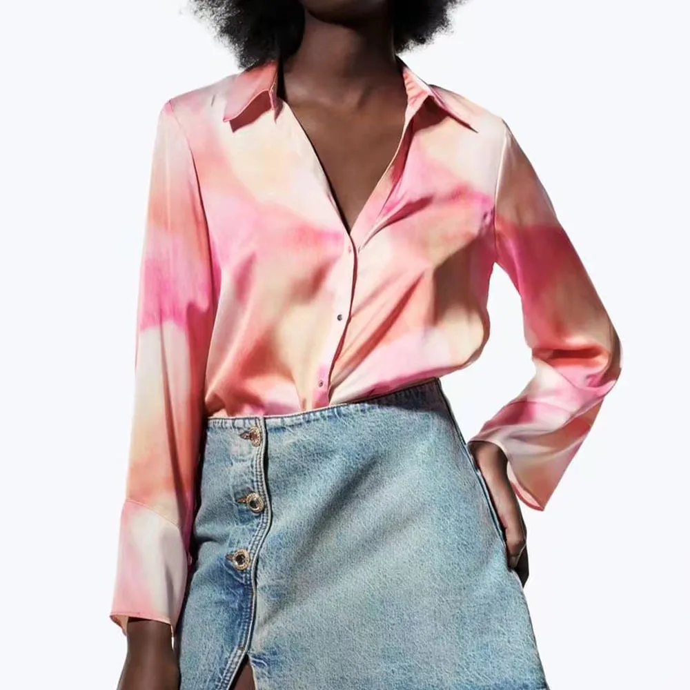 

Новая весенняя женская яркая рубашка с принтом