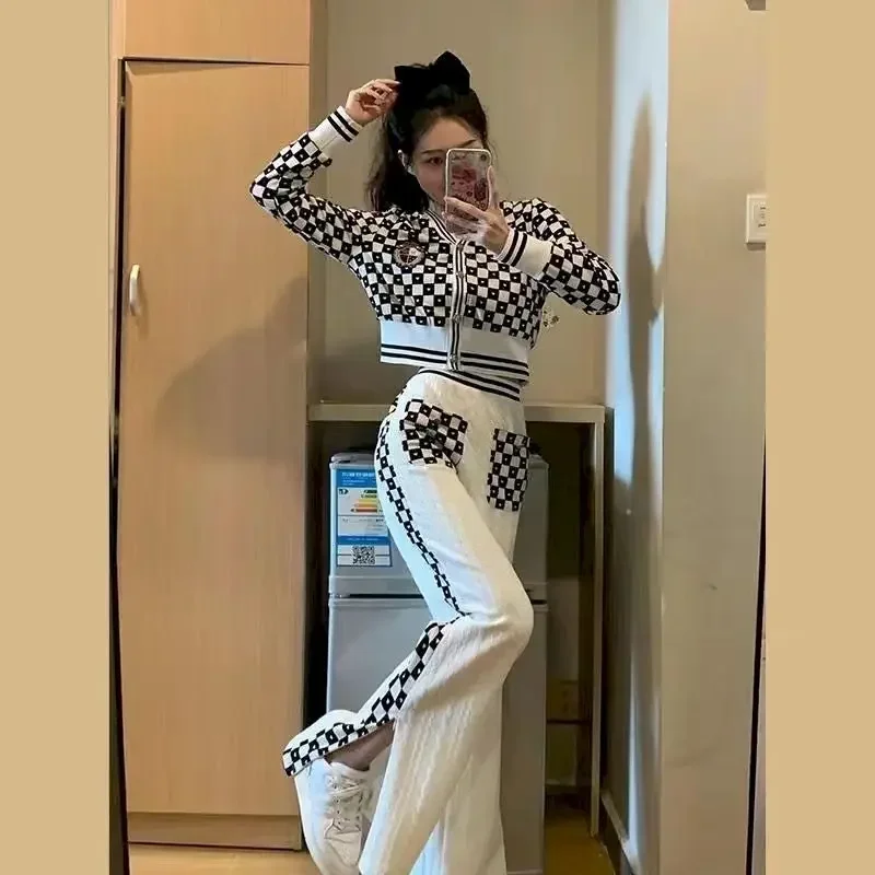 Женский брючный костюм в клетку черно-белый винтажный с V-образным вырезом и