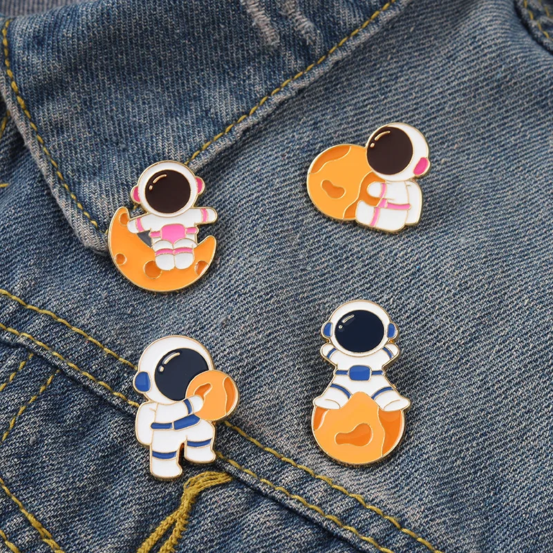 

Cartoon Astronaut Metal Enamel Brooch Creative Cute Wild Planet Moon Badge Clothes Shoes bag Jewelry Couple Accessories