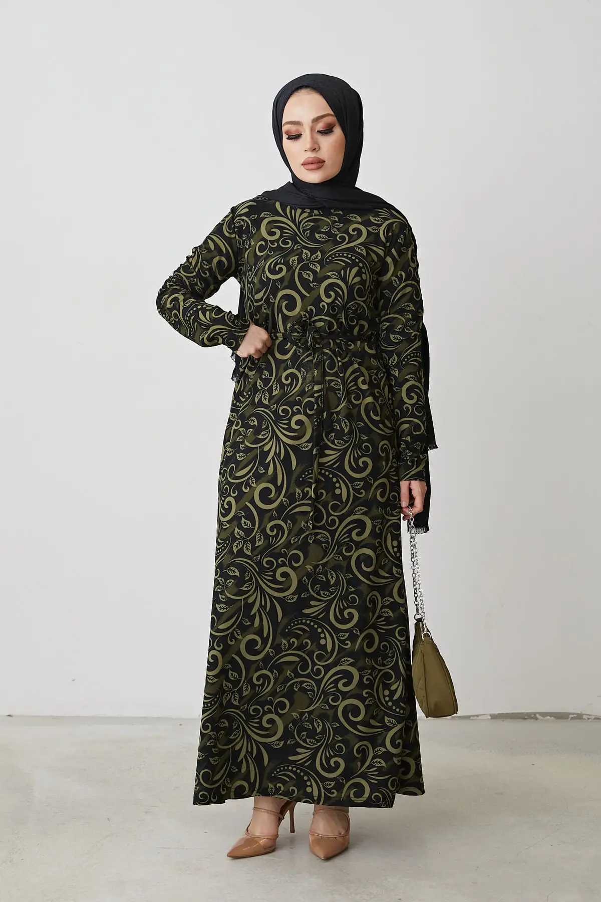 

Украшенное женское платье с индивидуальным дизайном