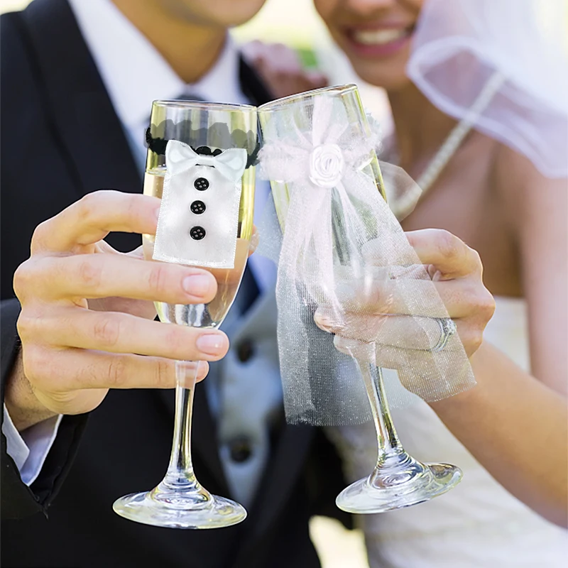 

2pcs/set Wedding Bride Groom Dress Wine Cups Champagne Glasses Ornaments Wedding Bridal Shower Party Events Table DIY Decoration