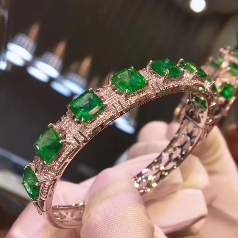

2023 New Arrival Sterling 925 Silver Luxury Lab Emerald Cuff Bangles for Women Luxury Platinum Plated Weding Party Fine Jewelry