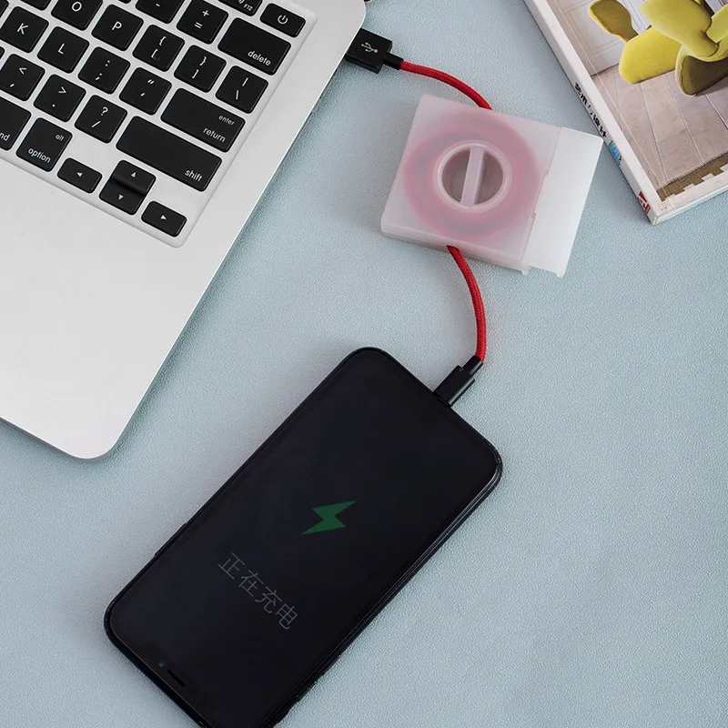 

Устройство для сматывания с держателем для кабеля