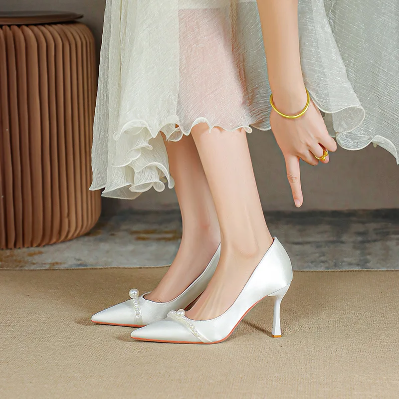 

Туфли на тонком каблуке с острым носком и жемчужной пряжкой