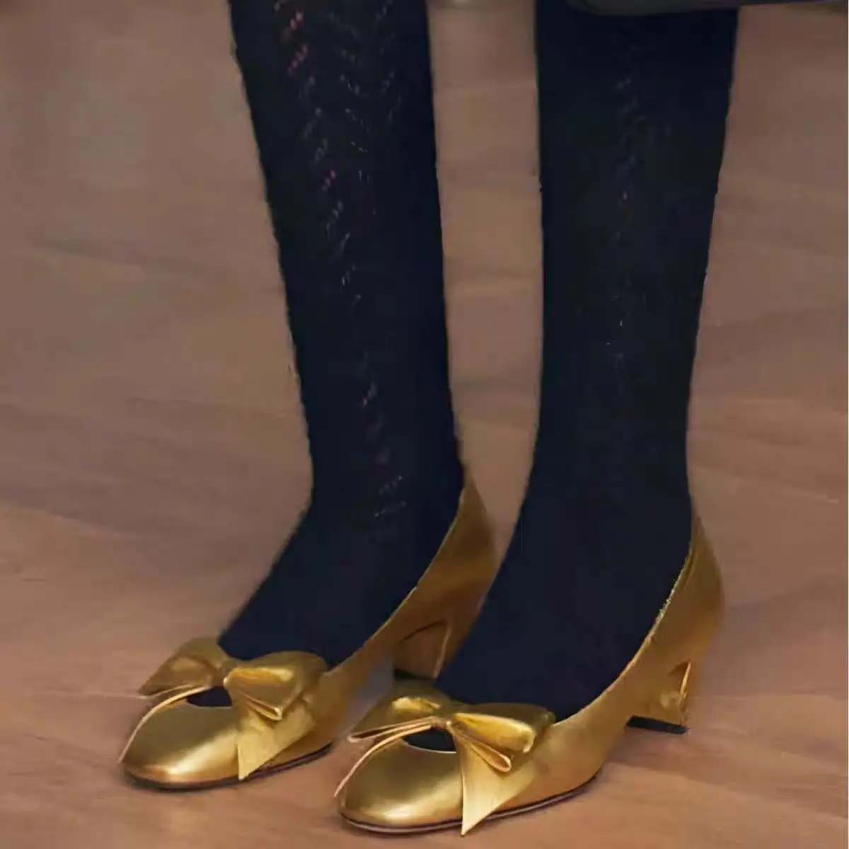 Фото Four Seasons Wear, декоративные туфли на толстом каблуке с бантом, модная женская обувь с французским темпераментом, без шнуровки с мелким носком №5
