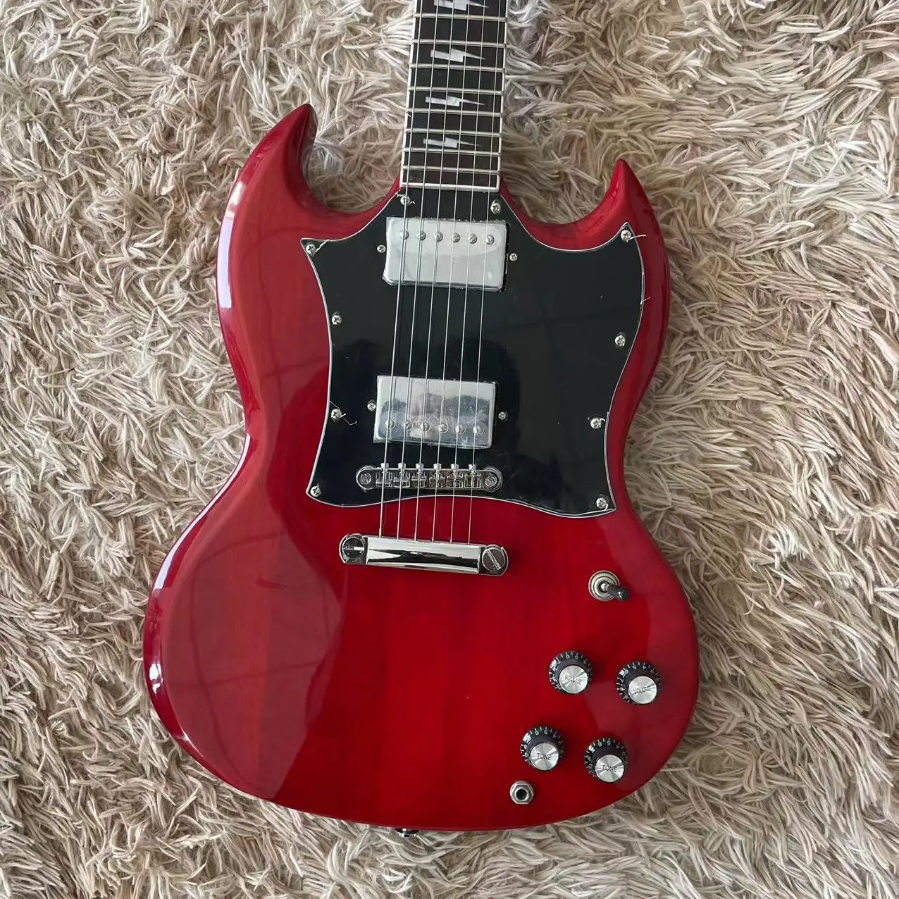 

SG all-in-one electric guitar, mahogany red transparent body, LP horse bridge, black guard, LP pickup, rosewood fingerboard ligh