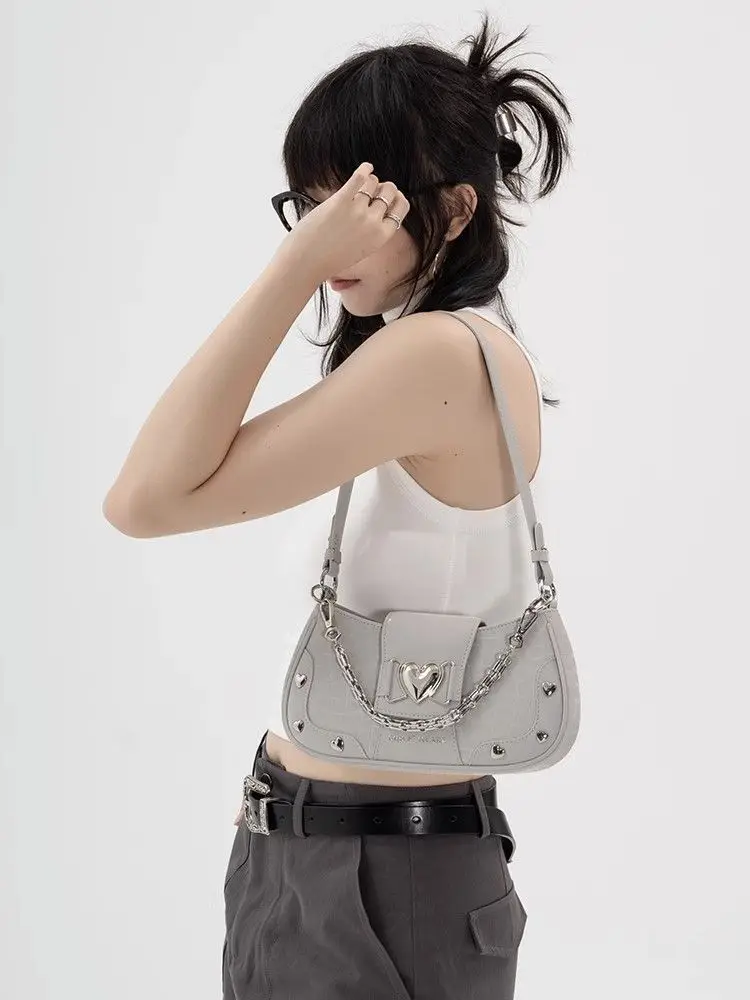 

2023 New Niche Design Cool Girl Chain Love Aesthetic Women Crossbody Bag Y2k Fashion All Match Hottie Underarm Shoulder Bag