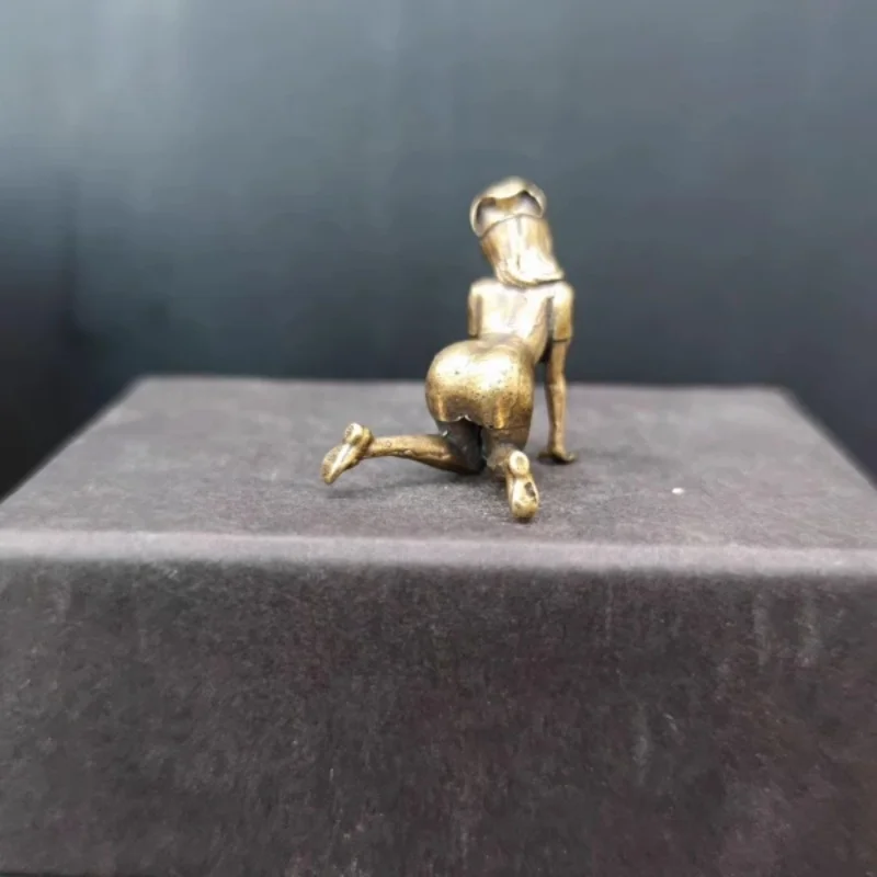 

Латунные фигурки женщин