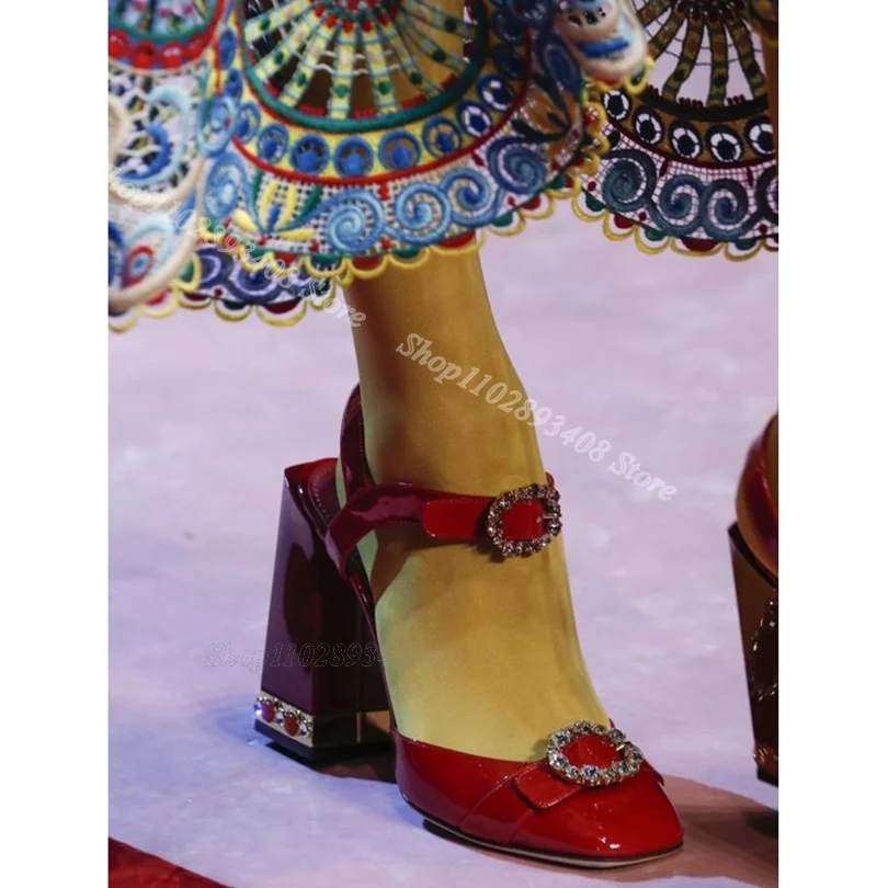 Женские босоножки с пряжкой на щиколотке красные однотонные массивном каблуке